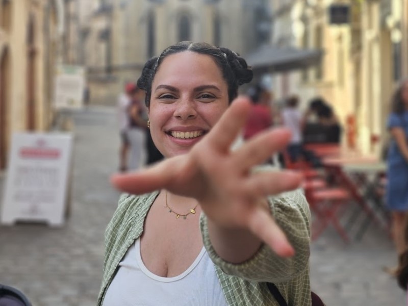 Jessica Romero trabajando